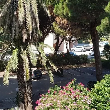 A 100 M Du Port Et 500 M Des Plages Διαμέρισμα Ιέρ
